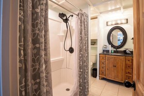 Shower, hair dryer, towels - Ebb Tide- Topsail Beach Coastal Retreat (Holly Ridge)