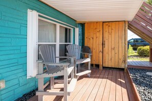 Terrace/patio - Ebb Tide- Topsail Beach Coastal Retreat (Holly Ridge)
