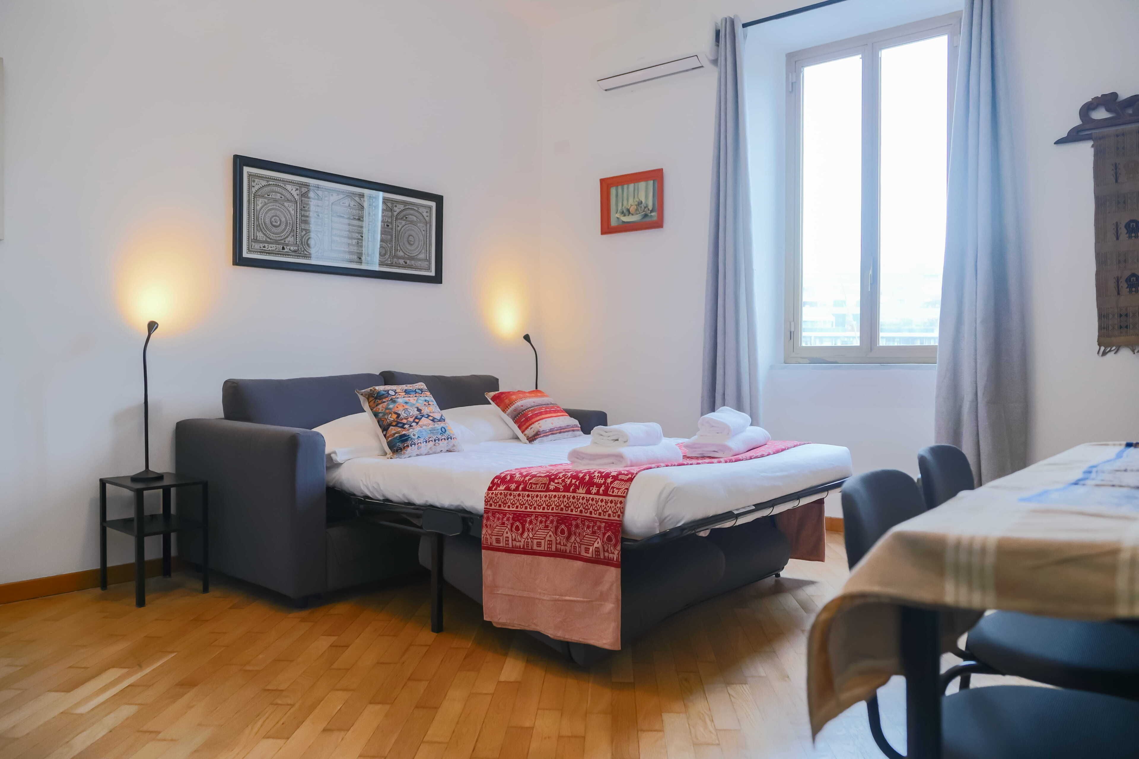 Departamento Confort, vista a la ciudad | Espacio para trabajar con laptop y tabla de planchar con plancha 