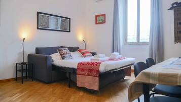 Departamento Confort, vista a la ciudad | Espacio para trabajar con laptop y tabla de planchar con plancha