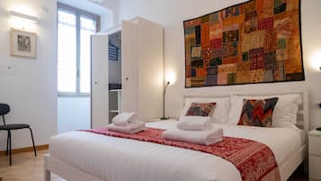 Comfort appartement, uitzicht op stad | Een laptopwerkplek, een strijkplank/strijkijzer