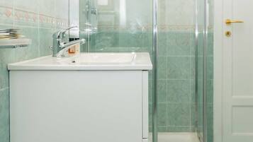 Departamento Confort, vista a la ciudad | Baño | Regadera, amenidades de baño gratuitas, secadora de cabello, toallas