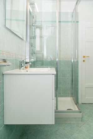 Comfort-Apartment, Stadtblick | Badezimmer | Dusche, kostenlose Toilettenartikel, Haartrockner, Handtücher