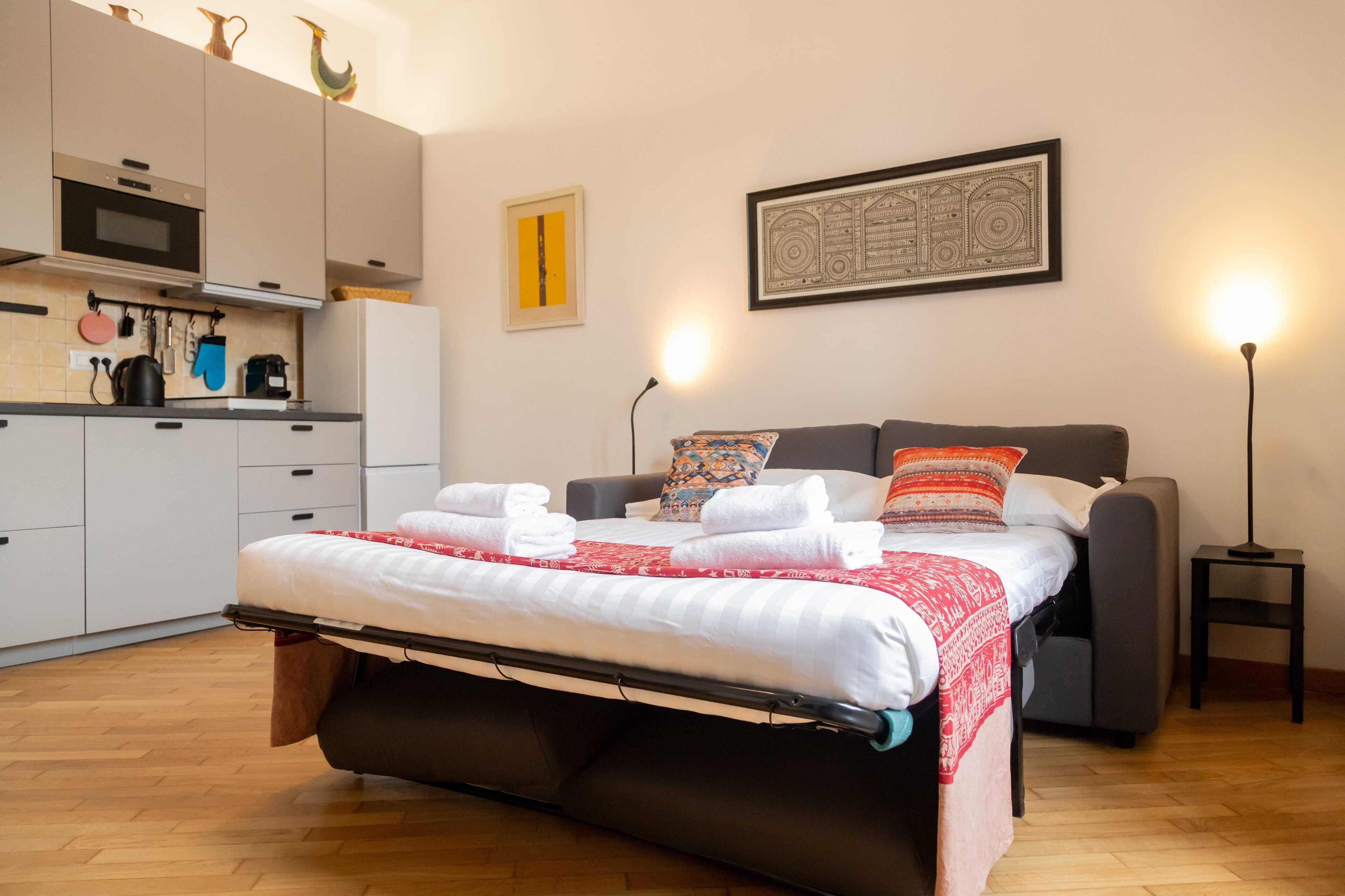 Comfort appartement, uitzicht op stad | Een laptopwerkplek, een strijkplank/strijkijzer
