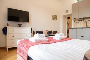 Apartamento conforto, vista para a cidade | Espaço de trabalho para notebook, ferros/tábuas de passar roupa