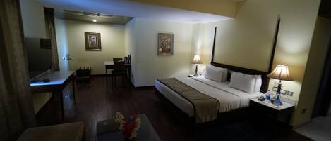 Desk, laptop workspace, iron/ironing board, free WiFi
