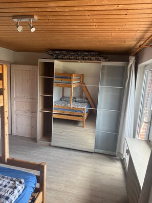 Room - Apartment 'FeWo 1 Dachterrasse' with Shared Garden and Wi-Fi (Gelting)