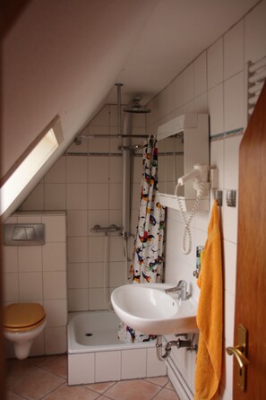 Bathroom - Apartment 'FeWo 1 Dachterrasse' with Shared Garden and Wi-Fi (Gelting)