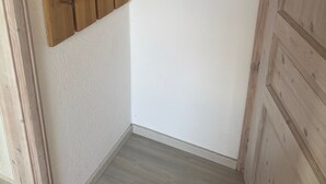 Et hjørne af et rum med en træpanelfod og en trädør.