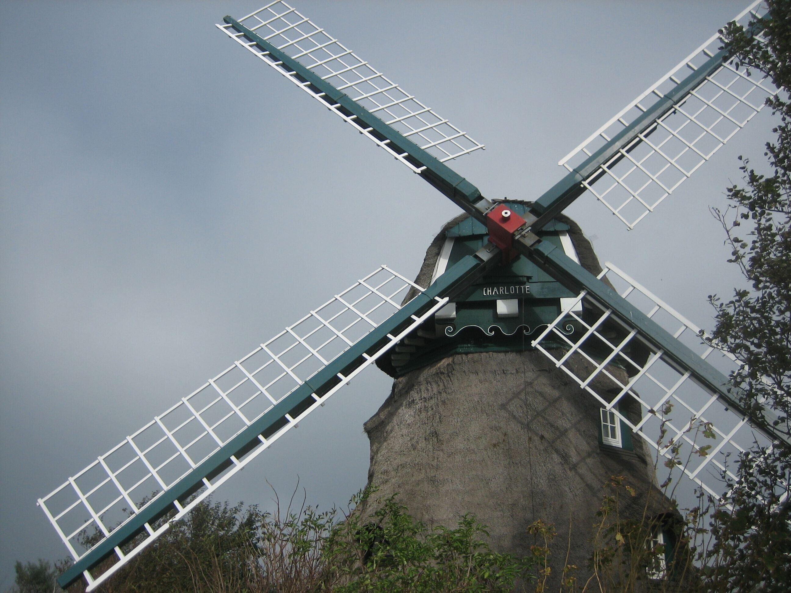 Eine Windmühle mit einem Schild, auf dem 'CHARLOTTE' steht.