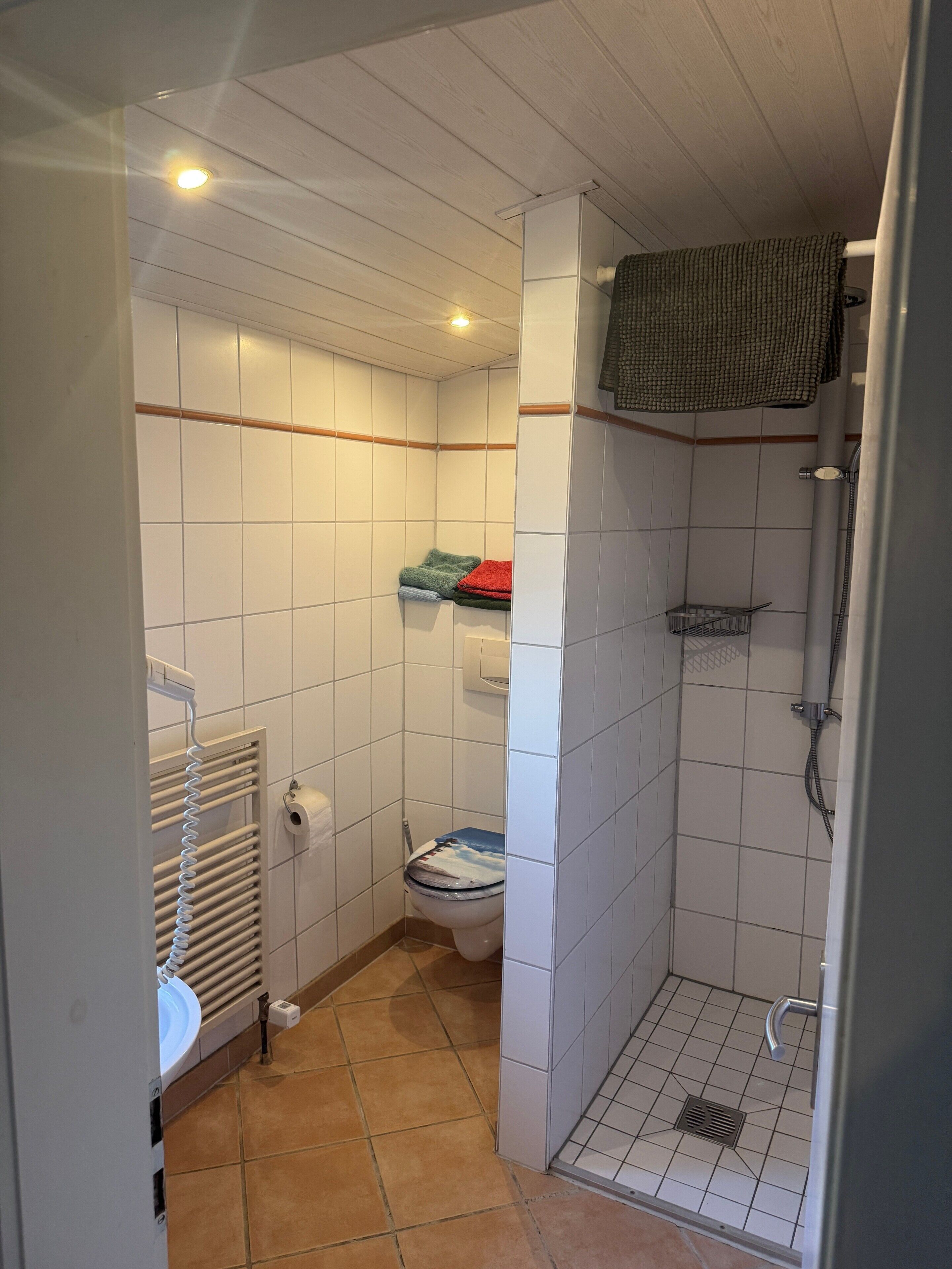Douche, sèche-cheveux, serviettes fournies