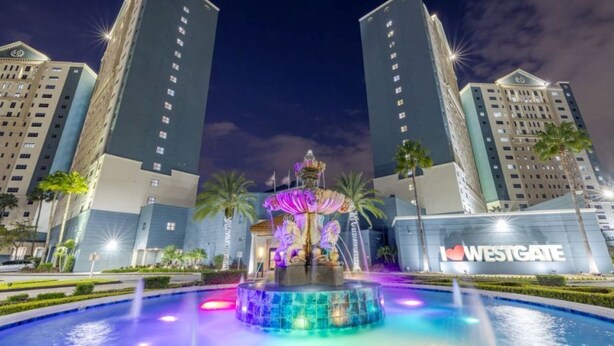 Un hotel con una fuente central, edificios altos y un cartel que dice 'I ♥ WESTGATE'.