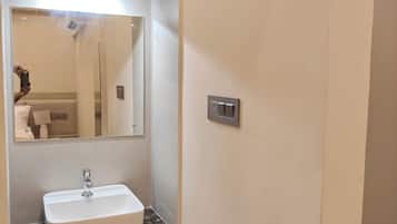 Buồng tắm vòi sen, đồ dùng nhà tắm miễn phí, khăn tắm, xà phòng
