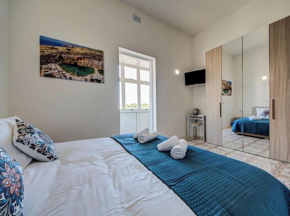 Escritorio, tabla de planchar con plancha, wifi y ropa de cama 
