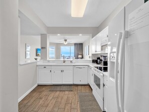 Fridge, microwave, oven, stovetop - Remodeled 2025😎😎Beachfront ⛱️⛱️Destin West  🐠🐠Lazy River⛵️⛵️7 Pools & 3 Hot Tubs☀️ (Fort Walton Beach)