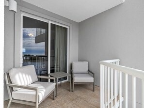 Terrace/patio - Remodeled 2025😎😎Beachfront ⛱️⛱️Destin West  🐠🐠Lazy River⛵️⛵️7 Pools & 3 Hot Tubs☀️ (Fort Walton Beach)