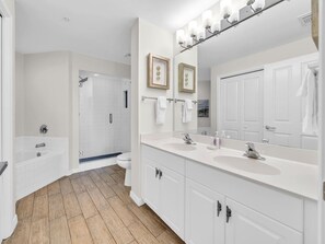 Shower, hair dryer, towels, soap - Remodeled 2025😎😎Beachfront ⛱️⛱️Destin West  🐠🐠Lazy River⛵️⛵️7 Pools & 3 Hot Tubs☀️ (Fort Walton Beach)