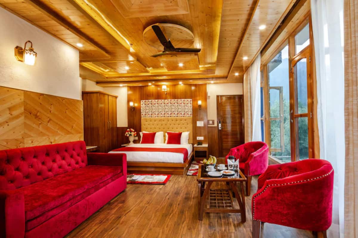 Luxury Room | Desk, iron/ironing board, free WiFi, bed sheets