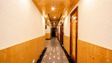 المنشأة من الداخل