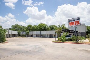 Property grounds - Nogalitos Motel (San Antonio)