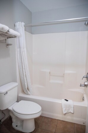 Bathroom - Nogalitos Motel (San Antonio)