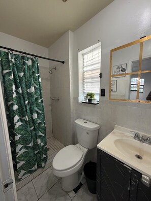 Shower, hair dryer, towels, soap - Awesome 5-bedroom home with pool  in vibrant Miami Aventura/Miami Gardens Area (Miami)