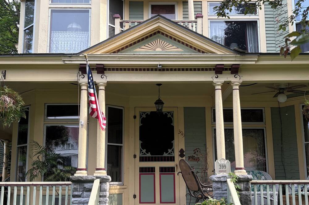 Bentley House Bed and Breakfast - Clemons, NY
