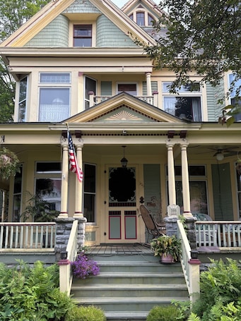 Exterior detail. Bentley House Bed and Breakfast