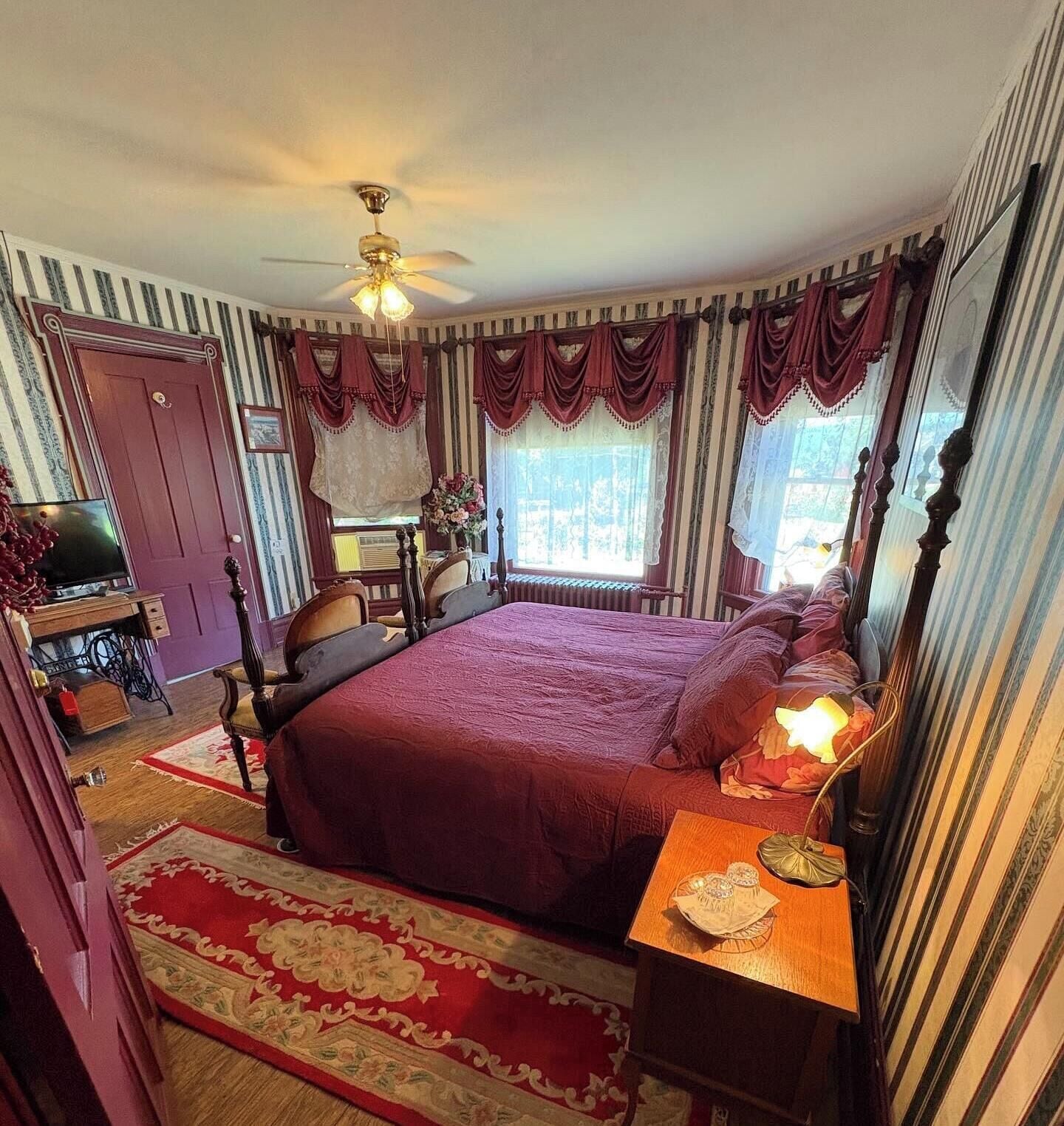 Comfort Room, 1 King Bed, Non Smoking, Hill View | WiFi (free)