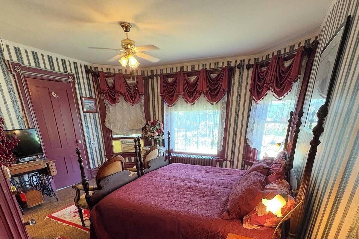 Comfort Room, 1 King Bed, Non Smoking, Hill View | WiFi (free)