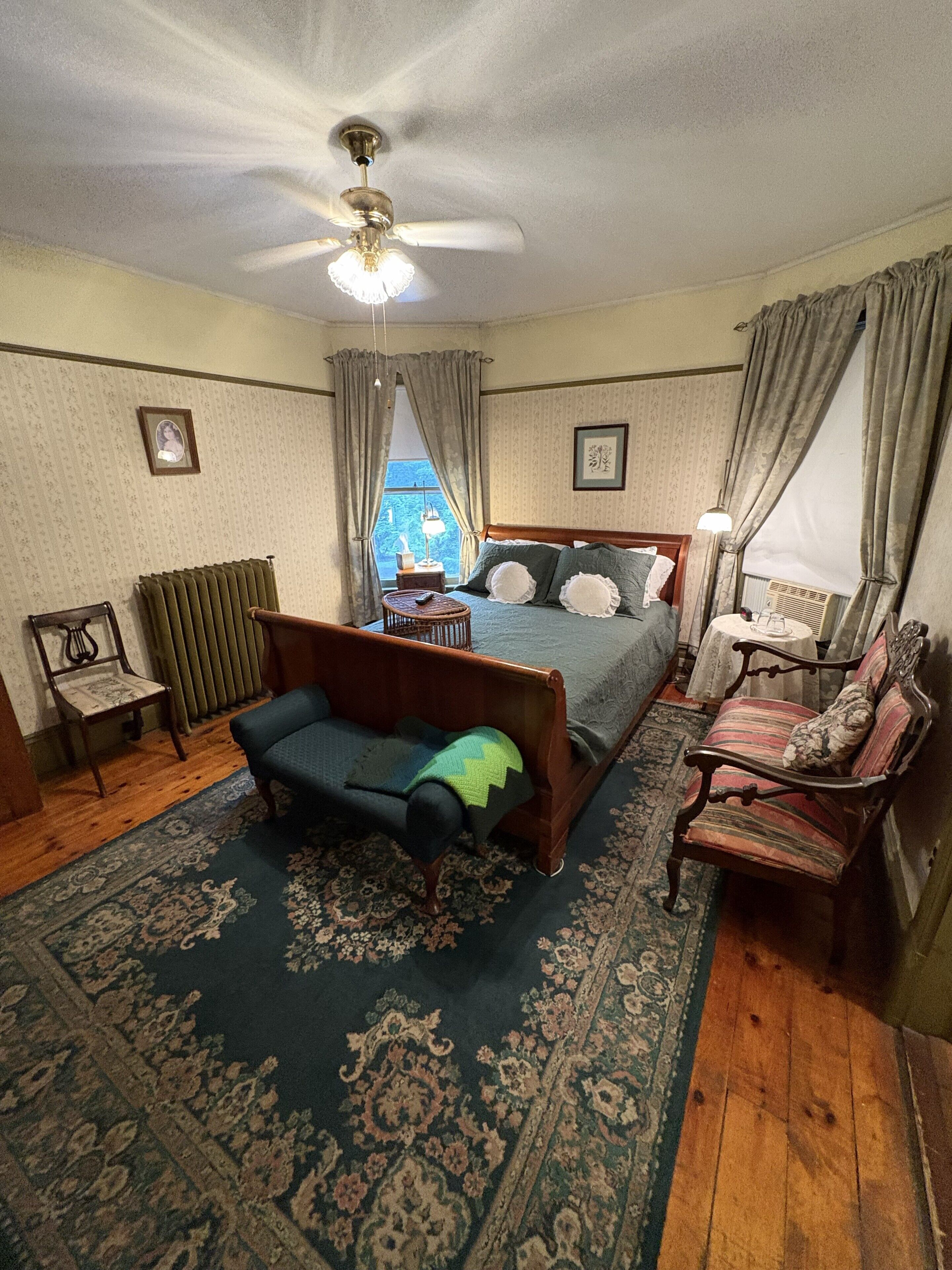 Comfort Room, 1 Queen Bed, Non Smoking | Interior detail