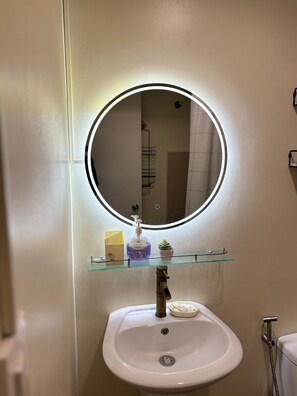Studio Confort, accès à la piscine | Salle de bain | Douche, serviettes fournies, savon, shampooing