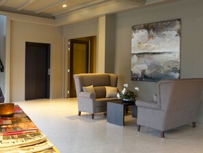 Lobby - Your Gateway to Dutch Nature & City Life—Soest Hotel with Perks - 2 Units (Soest)