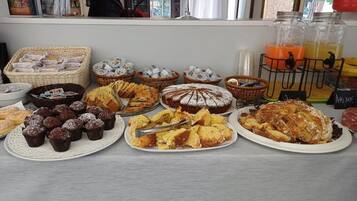 Tägliches inbegriffenes kontinentales Frühstück