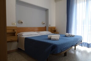 Quarto casal ou duplo, sacada, vista para a cidade | Cofres nos quartos, Wi-Fi de cortesia