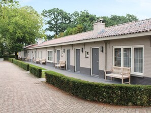 Exterior - Family-Friendly Hotel Stay Near Soestduinen and Amersfoort Zoo - 3 Units (Soest)
