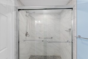 Shower, towels - Golden Sands 104 by Seaside Vacations & Sales (Ocean City)