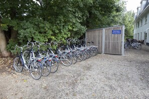 Property grounds - Bike-Friendly Stay with Outdoor Access to Veluwe Parks! Free Parking, Dining! (Beekbergen)