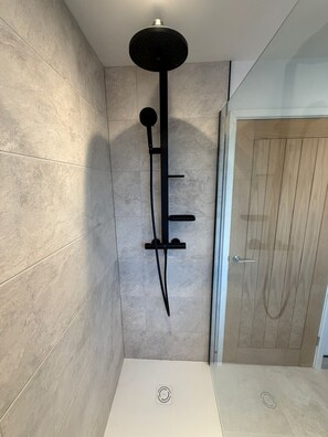 Shower, hair dryer, towels, soap - Luxury Home|Coffee Machine| En-suite| (Redditch)