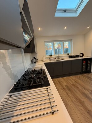 Private kitchen - Luxury Home|Coffee Machine| En-suite| (Redditch)