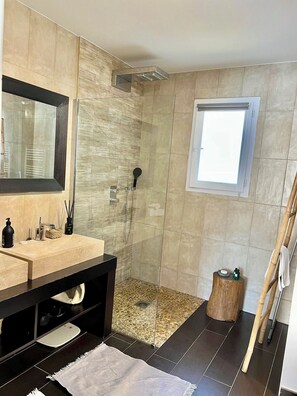 Shower, hair dryer, towels, soap - Beautiful modern villa with swimming pool. 10min from Cannes (Pégomas)