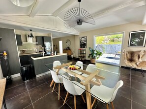 Dining - Beautiful modern villa with swimming pool. 10min from Cannes (Pégomas)