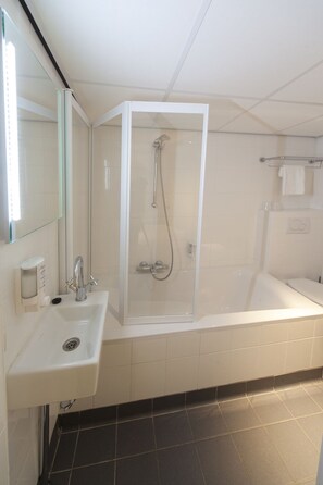 Bathroom - Forest Hideaway Near National Parks and Waterfalls! Onsite Dining! (Beekbergen)