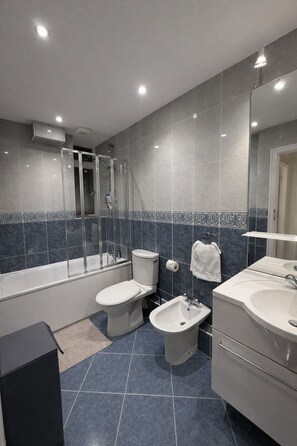 Hair dryer, bidet, towels, soap - Modern & Stylish 2BR Apartment, Nearby Manchester City Centre (Manchester)