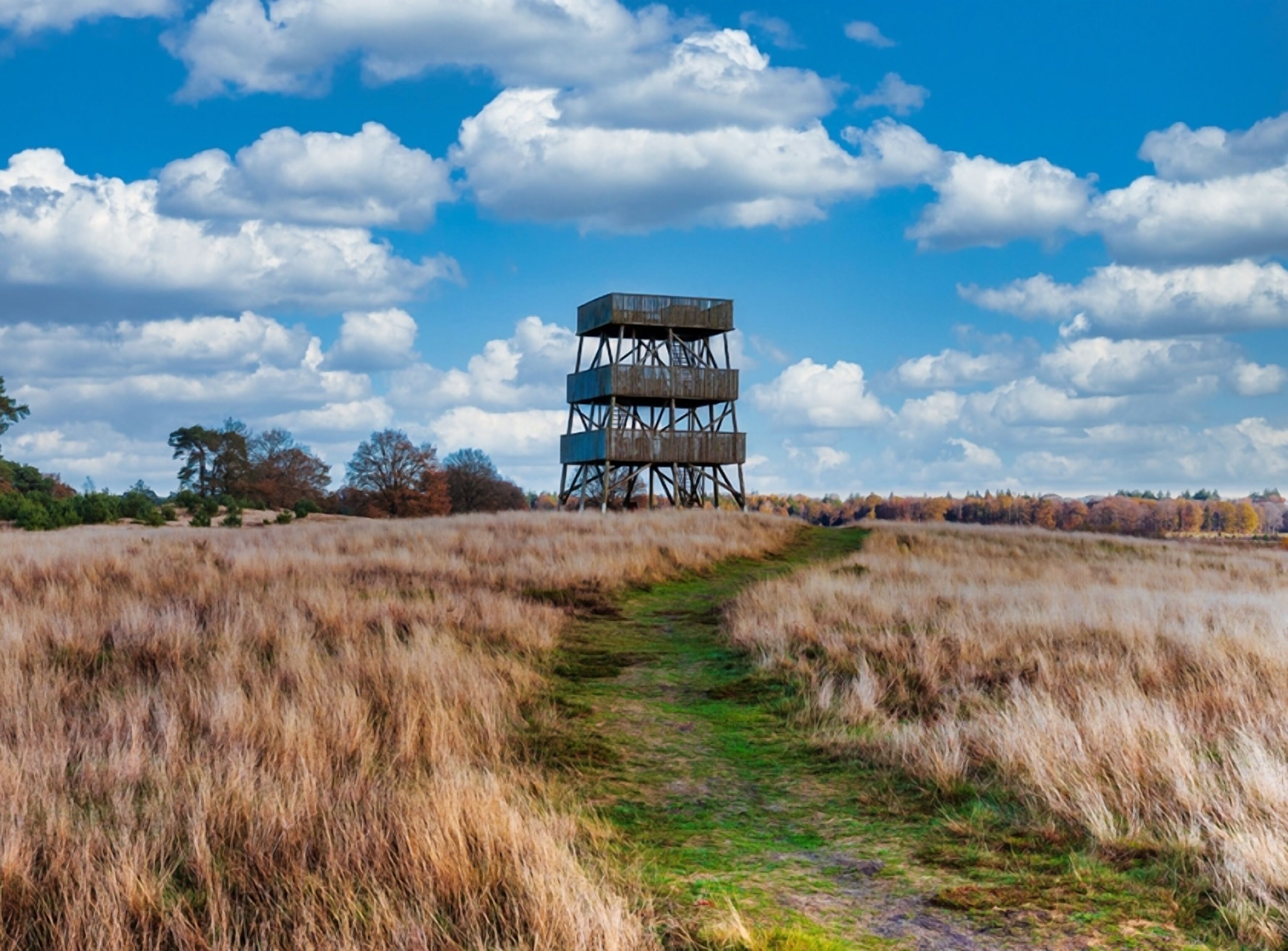 Een torenstructuur in een veld, met een heldere lucht.
