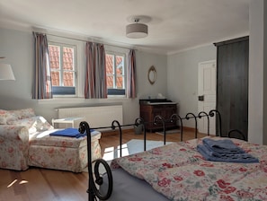 3 bedrooms, iron/ironing board, WiFi, bed sheets