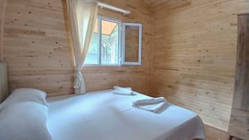 Classic Bungalow, Non Smoking, Garden View | Minibar, free WiFi, bed sheets