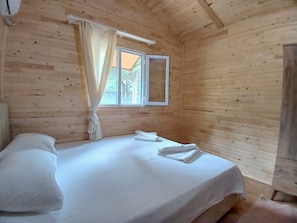 Bungalow clásico, no fumadores, vistas al jardín | Minibar, wifi gratis, ropa de cama