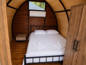 Economy-telttamajoitus, patio | Minibaari, ilmainen Wi-Fi, vuodevaatteet