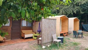 Økonomitelt, terrasse | Minibar, wi-fi (inkludert) og sengetøy